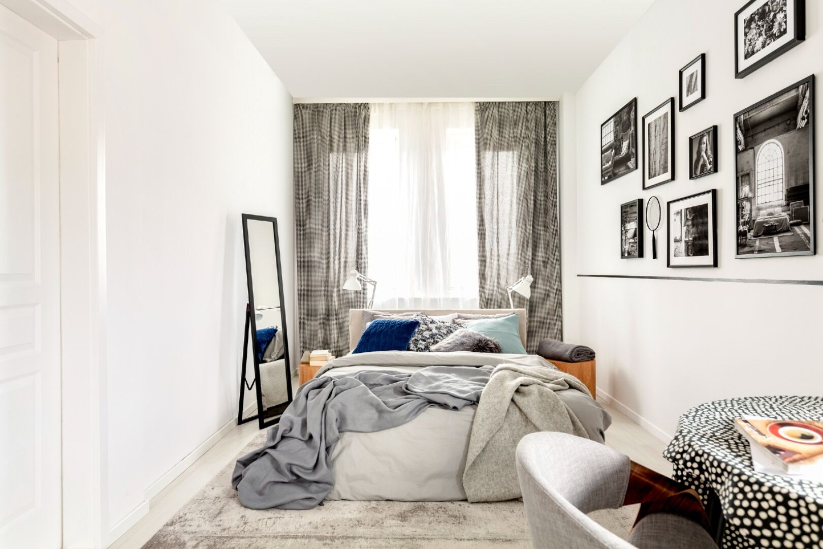 Weißes Schlafzimmer mit schwarzer Deko | Credit: iStock.com/KatarzynaBialasiewicz