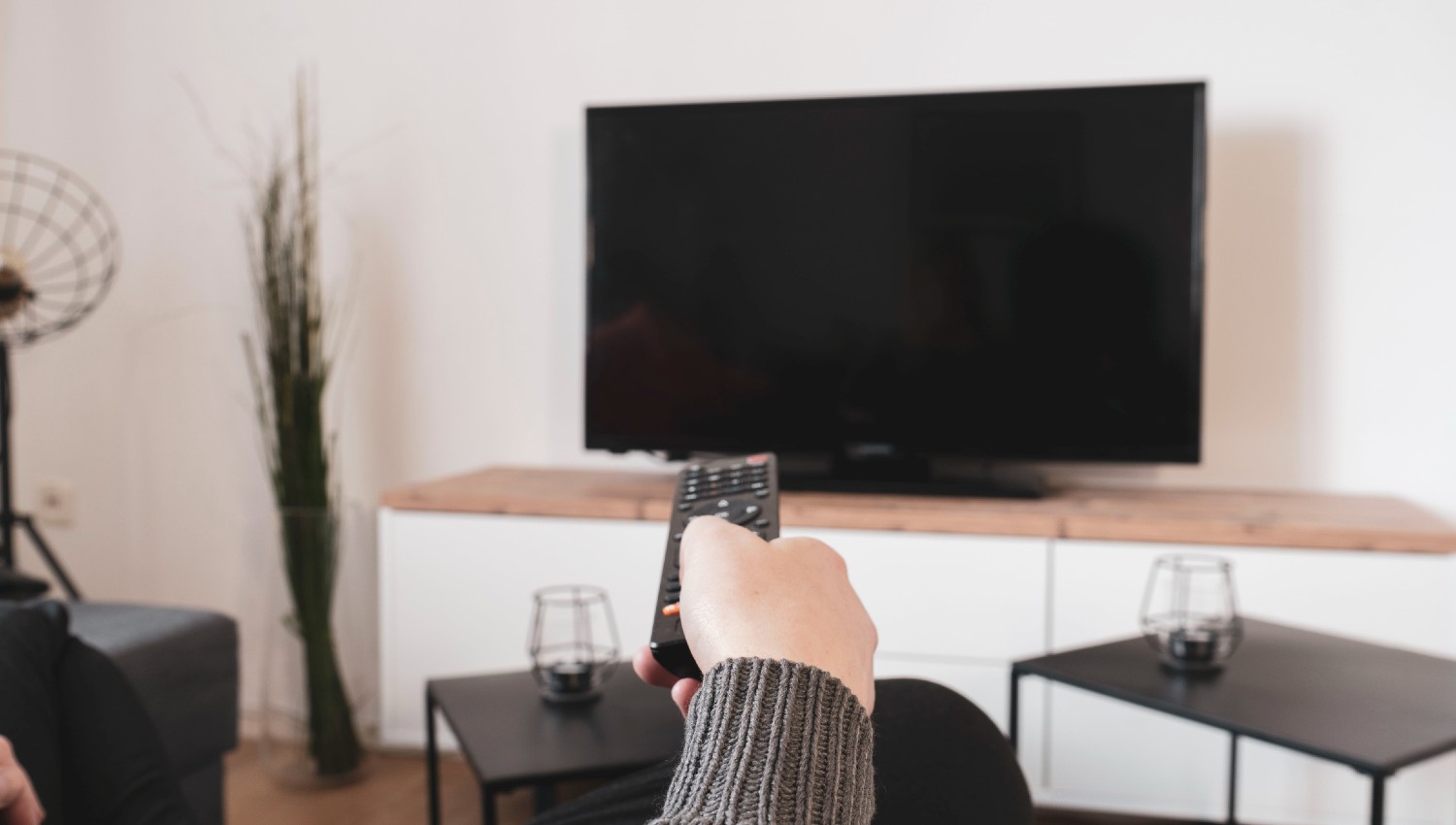 Fernseher wird ausgeschaltet | Credit: iStock.com/Jannes Fischer