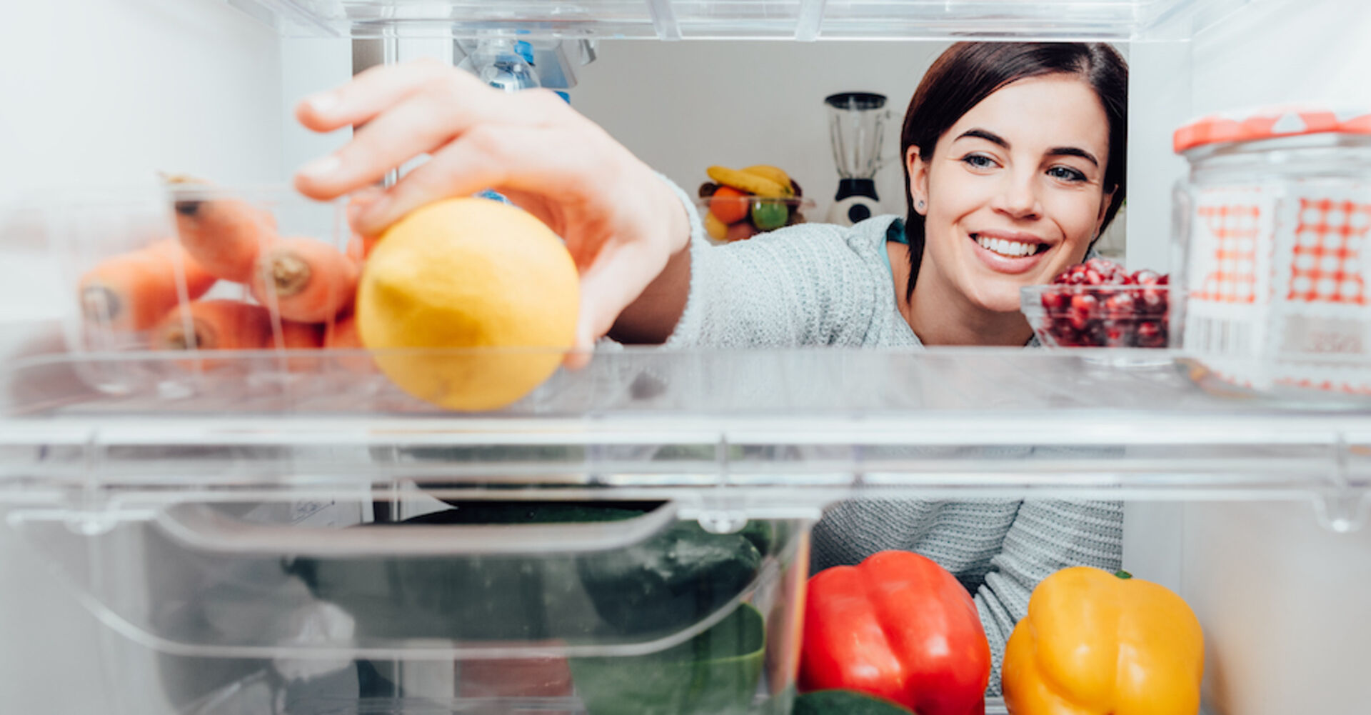 Frau öffnet den Kühlschrank| Credit: iStock.com/cyano66