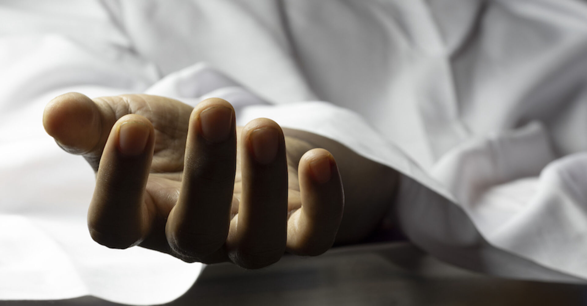 Verstorbener unter einem Leintuch | Credit: istock.com/Soumen Hazra