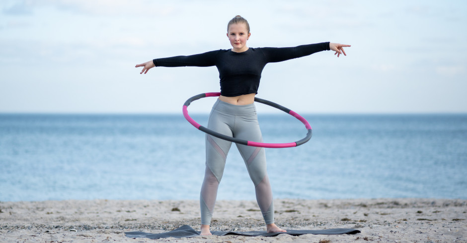 Frau schwingt einen Hula Hoop-Reifen | Credit: iStock.com/Sonja Filitz