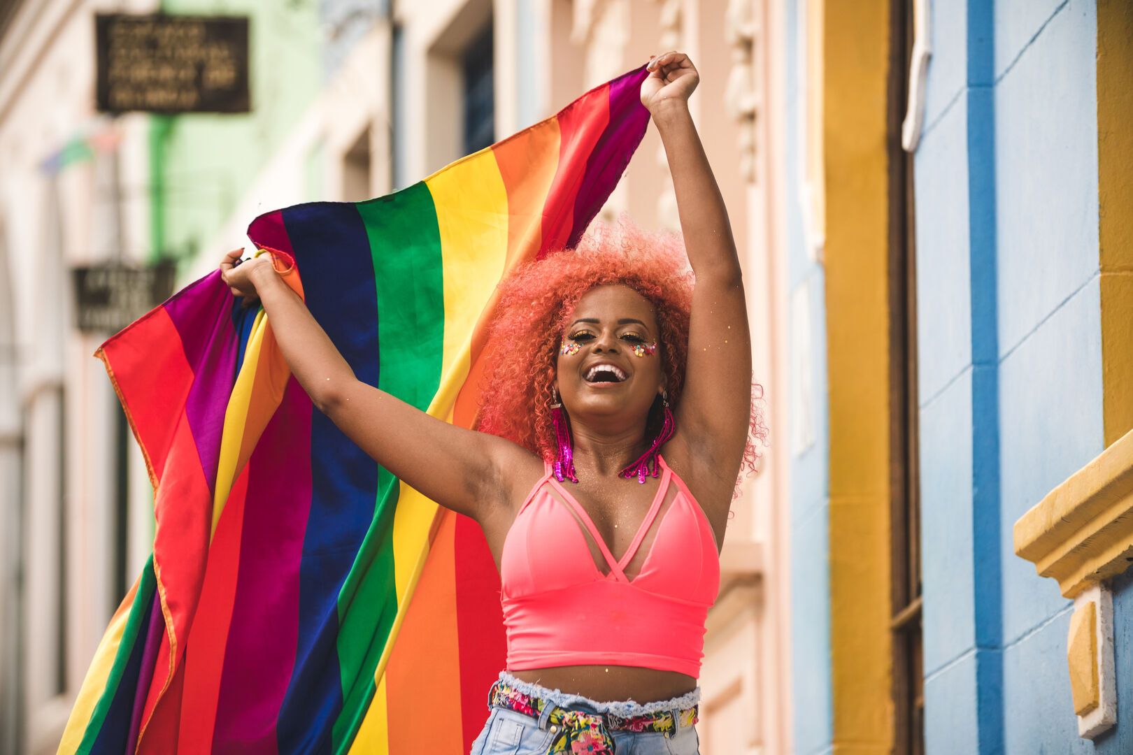 Frau mit Regenbogenflagge