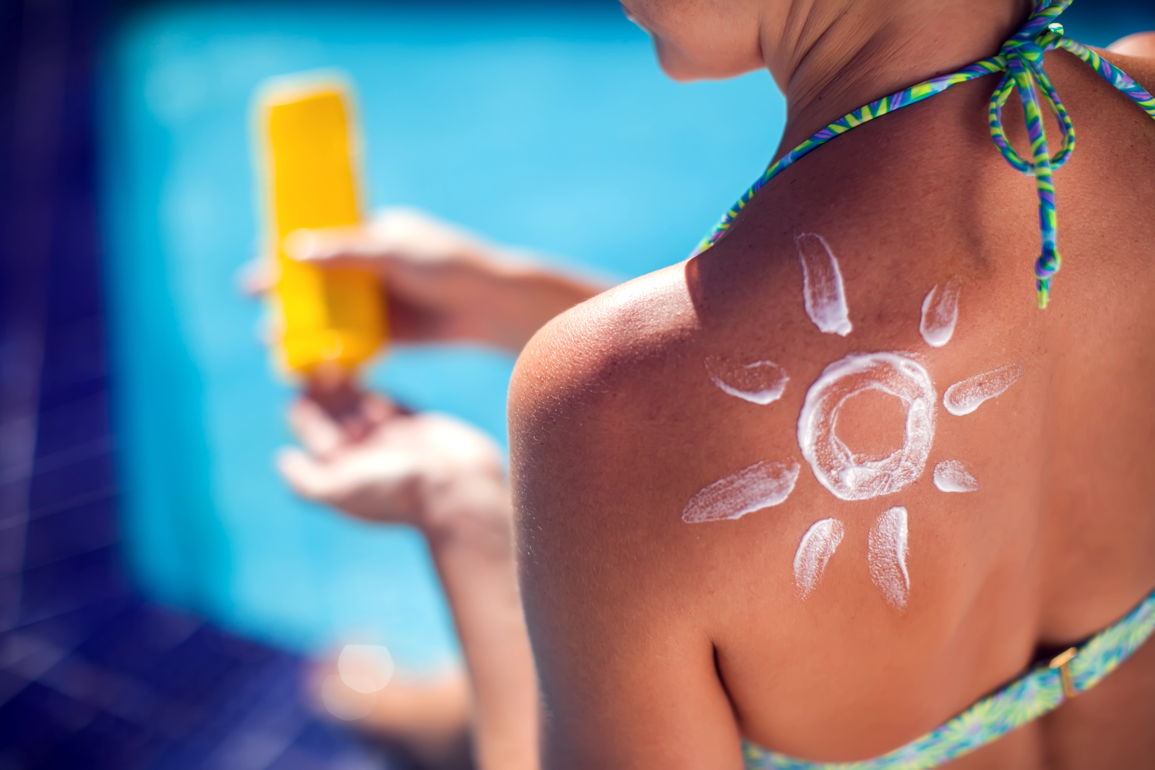 Mit Sonnenmilch eincremen | Credit: iStock.com/Aleksej Sarifulin