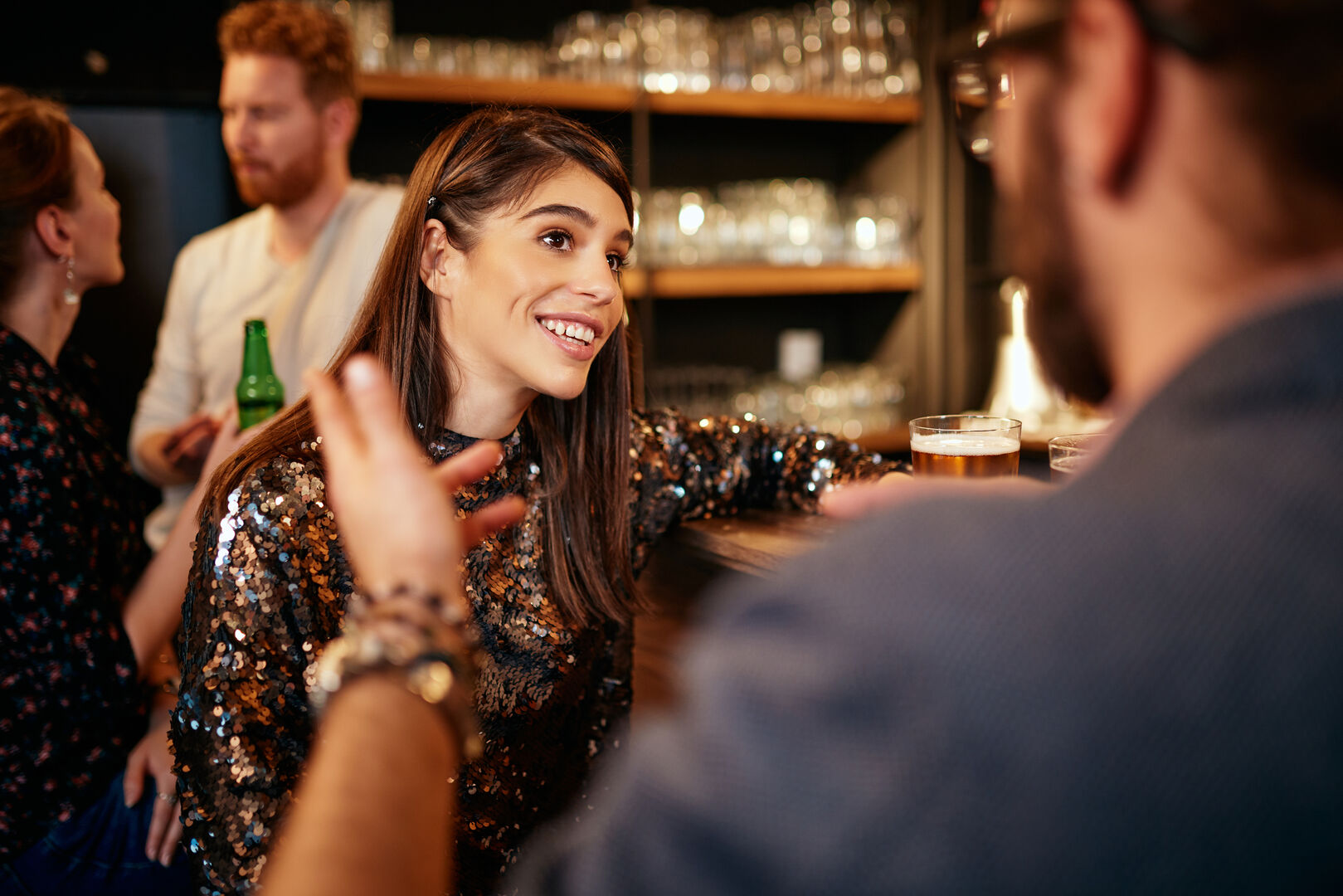 Flirten an der Bar | Credit: iStock.com/ millann