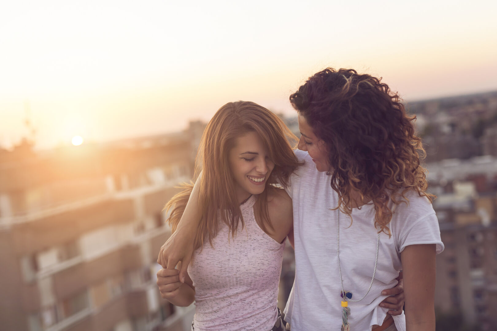 Flirten mit Einheimischen ist hoch im Kurs. | Credit: iStock.com/vladans