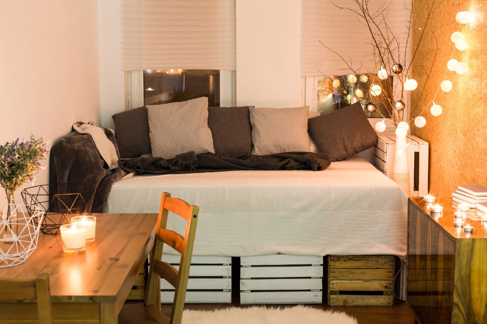 Bett mit Lichterkette | Credit: iStock.com/KatarzynaBialasiewicz