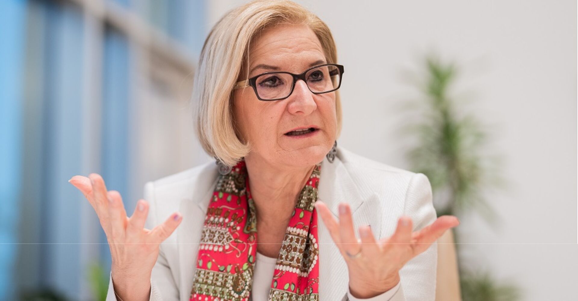 Landeshauptfrau Mikl-Leitner im Porträt. Sie spricht und gestikuliert.