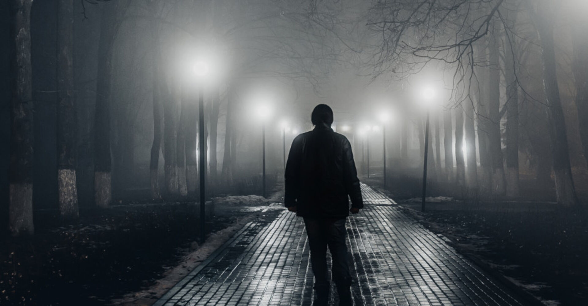 Mann schreitet bei Nacht durch eine leere Gasse | Credit: iStock.com/ Vladimir Zapletin