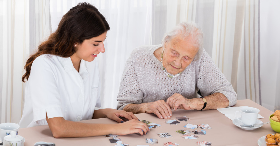 Pflegekraft mit alter Dame