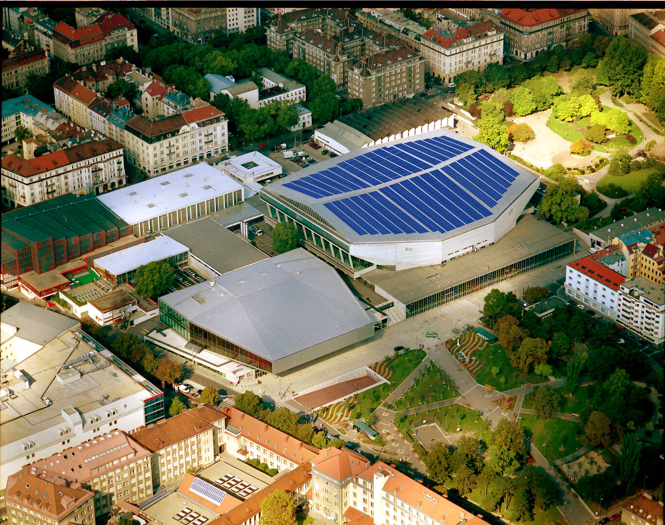 Photovoltaikmodule am Dach der Wiener Stadthalle | Credit: Wiener Stadthalle/Skylight Opelka