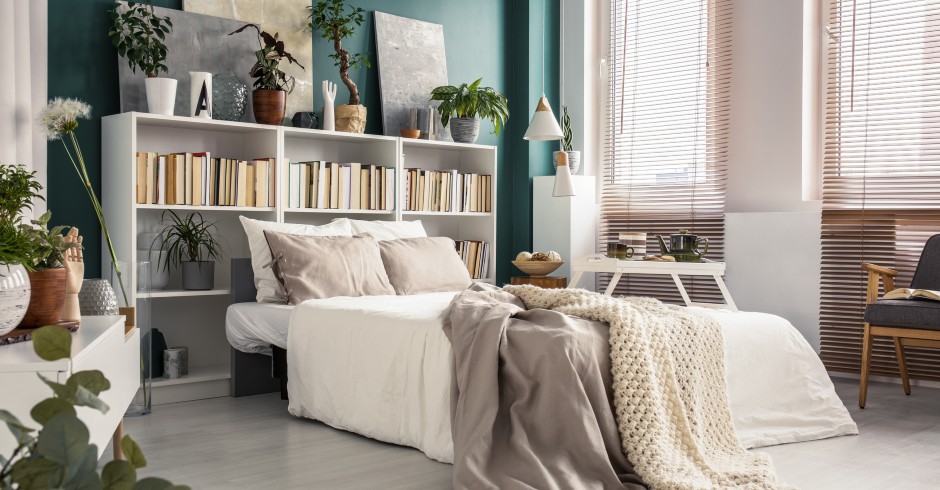 Kleines Schlafzimmer mit Bett | Credit: iStock.com/KatarzynaBialasiewicz