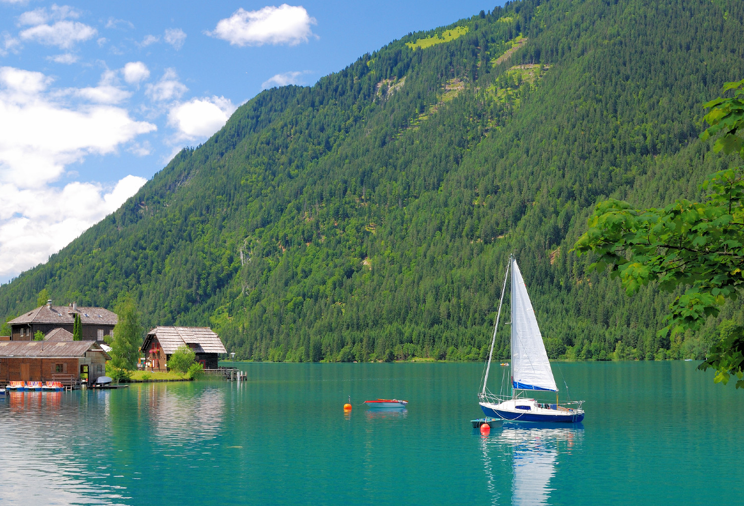 Weissensee mit Segelboot | Credit: iStock.com/eurotravel