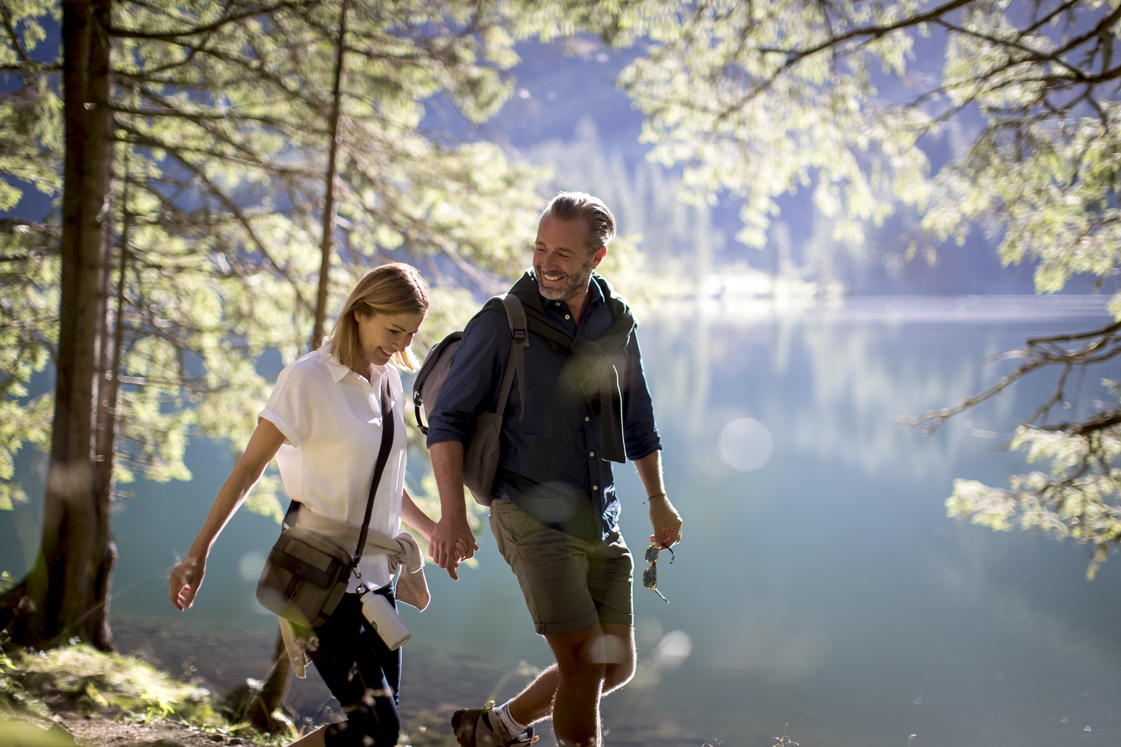 Frau und Mann bei einem Spaziergang