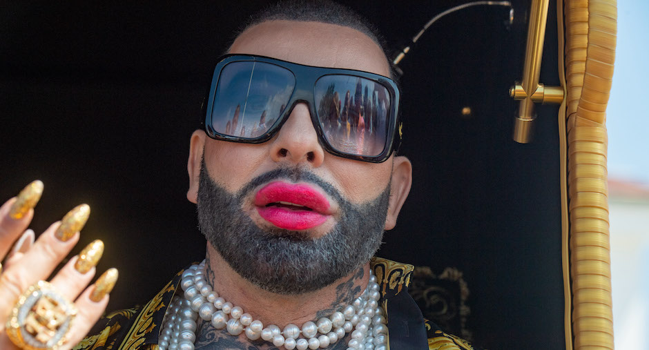 Harald Glööckler mit goldenen Nägeln