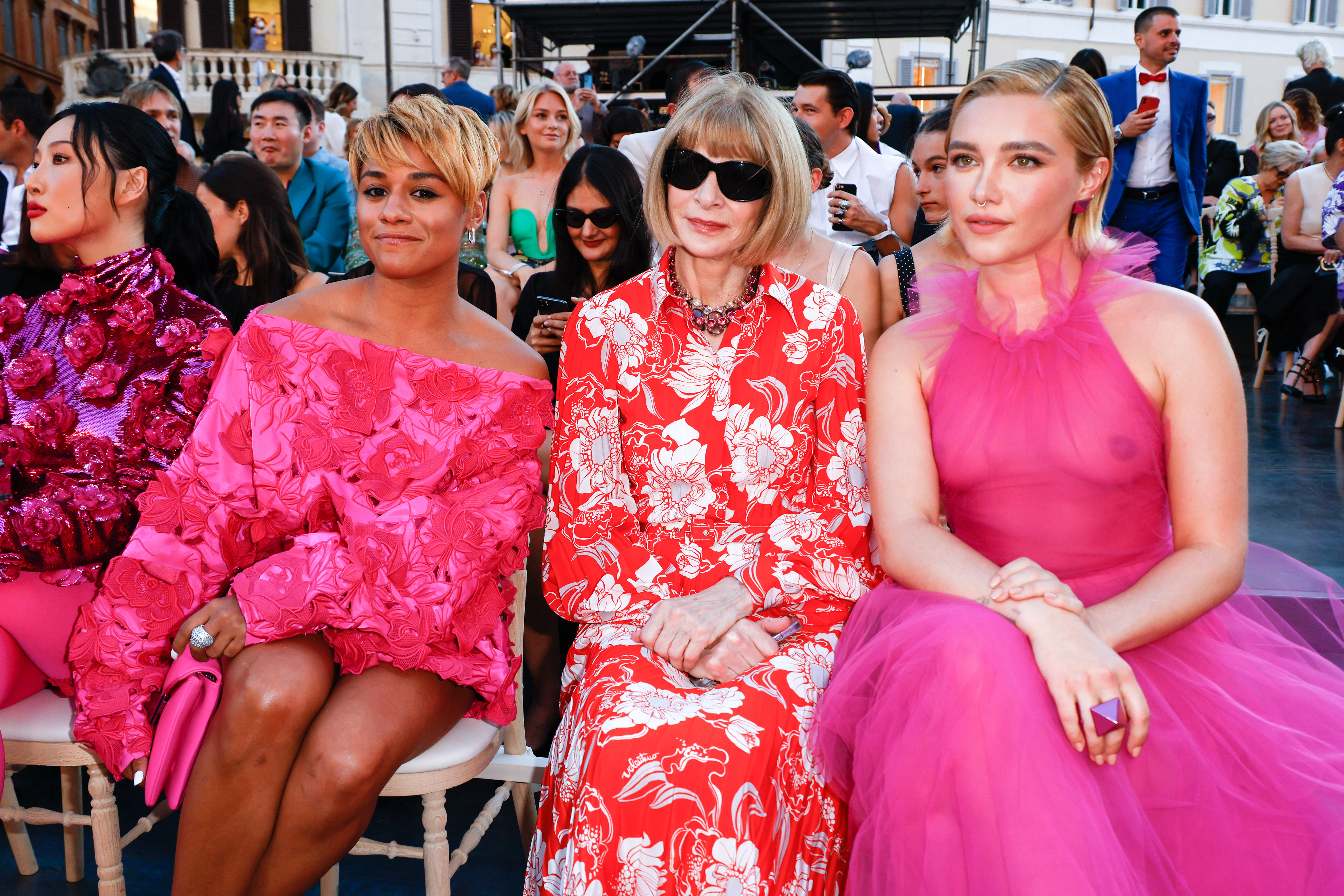 Florence Pugh an der Seite von &quot;Vogue&quot;-Chefin Anna Wintour und Musikerin Ariana DeBose
