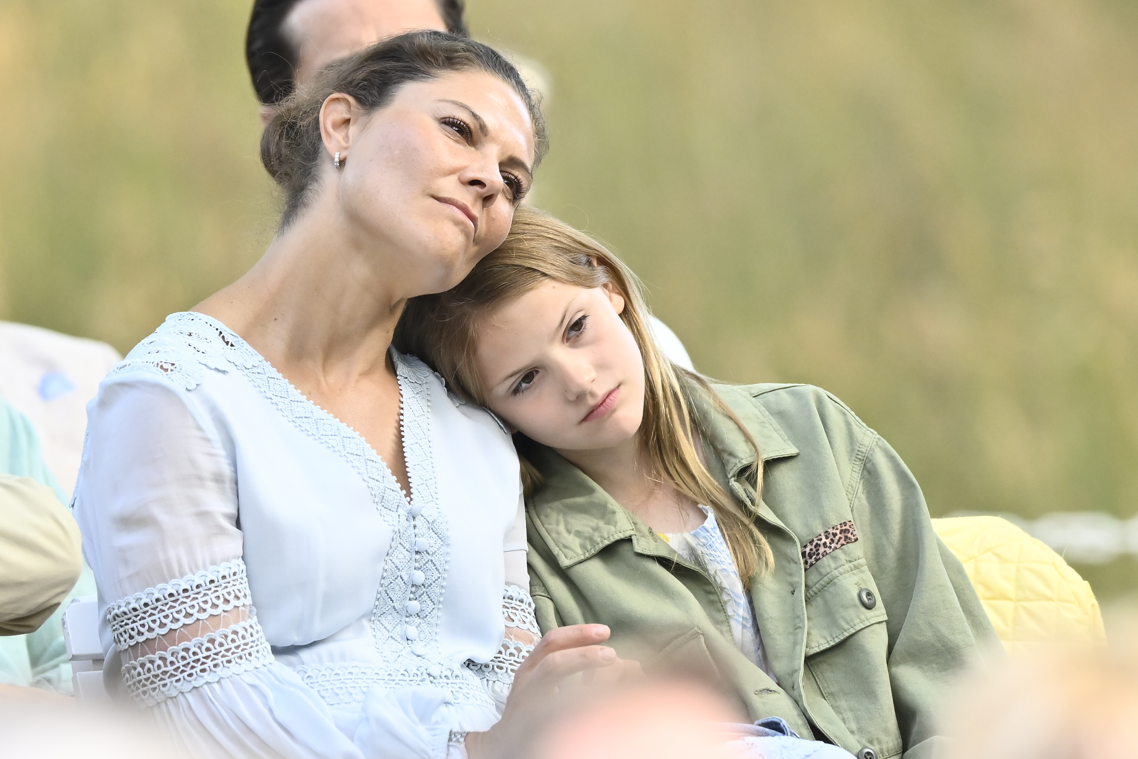 Victoria und Estelle lauschen dem Konzert.