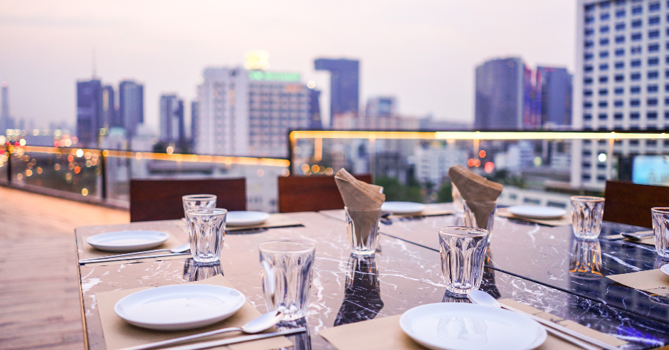 Dachterrasse eines Lokals in Bangkok | Credit: iStock.com/surachetsh