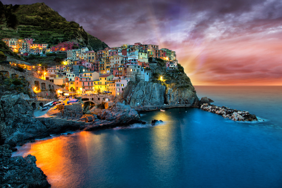 Panoramablick auf das nächtliche Manarola | Credit: iStock.com/Kesu01