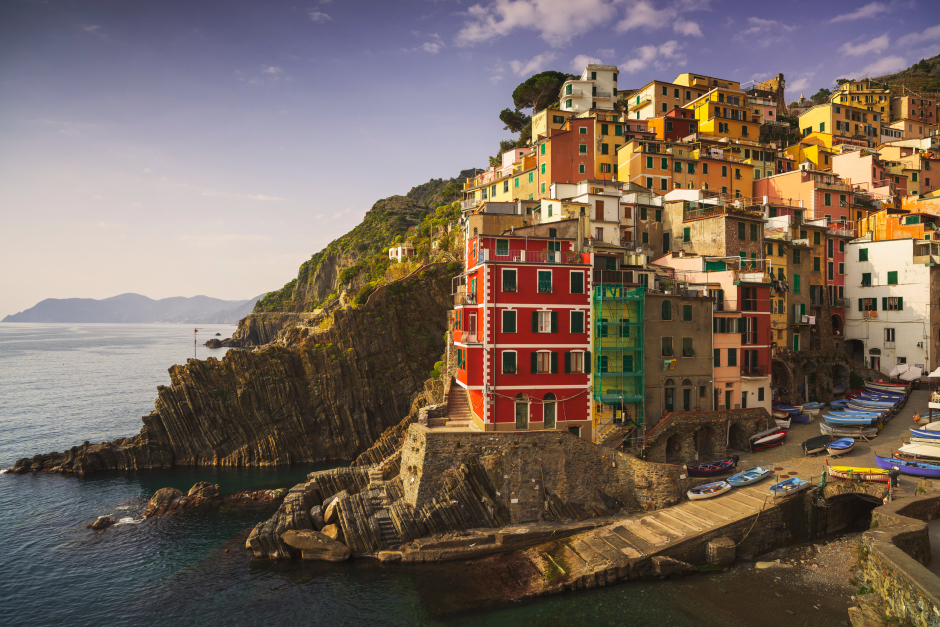 Panoramablick auf die Küste von Riomaggiore | Credit: iStock.com/StevanZZ