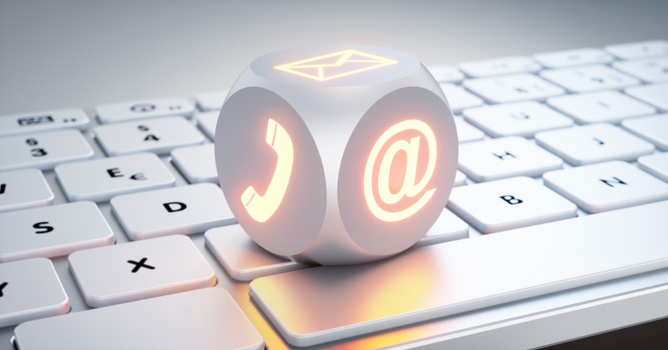 Von innen beleuchteter Würfel auf einer Apple-Tastatur | Credit: iStock.com/peterschreiber.media