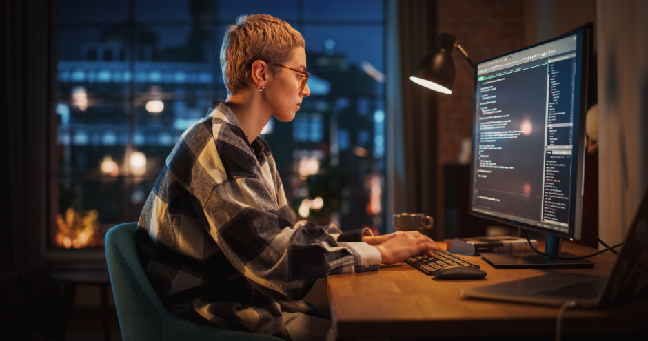 IT-Spezialistin vor ihrem Computer | Credit: iStock.com/gorodenkoff