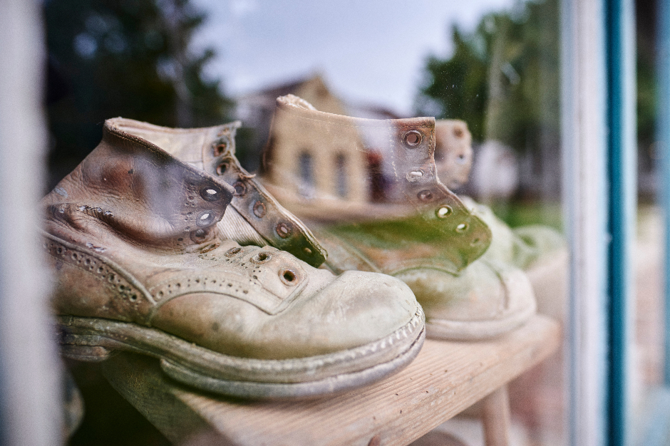 Alte Schuhe, ausgestellt im Dorfmuseum Mönchhof | Credit: Robert Kalb / picturedesk.com