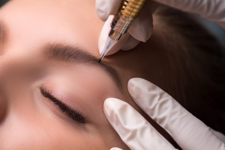 Junge Frau bei einer Microblading-Behandlung | Credit: iStock.com/Luda311