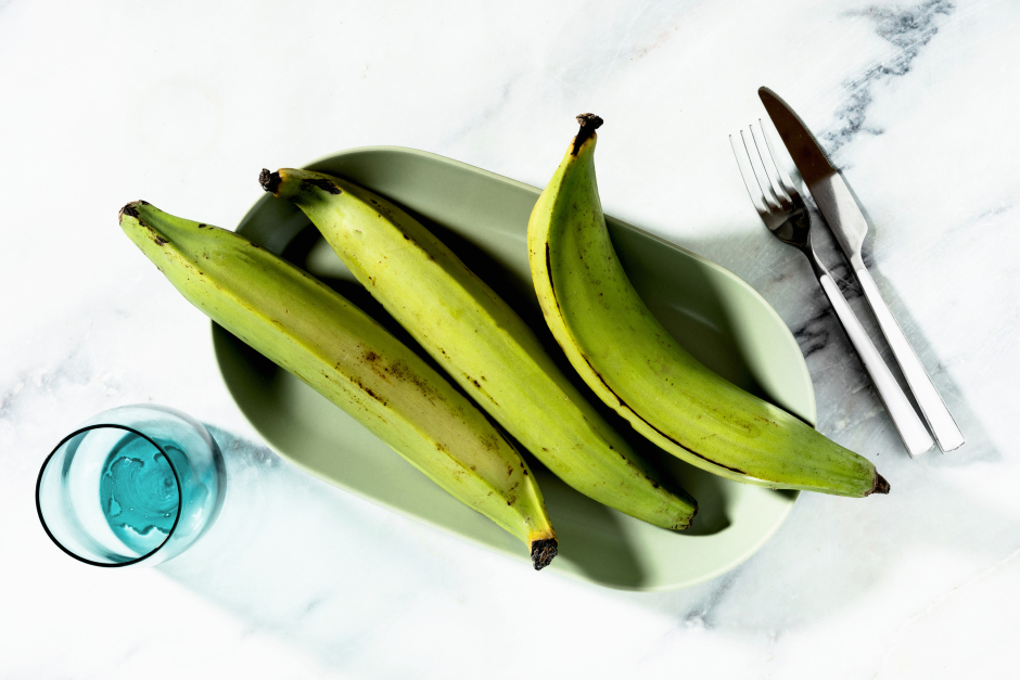 Grün-gelbe Kochbananen | Credit: iStock.com/IriGri8