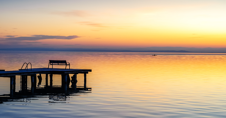 Ufer des Neusiedler Sees bei Sonnenuntergang | Credit: iStock.com/xeipe