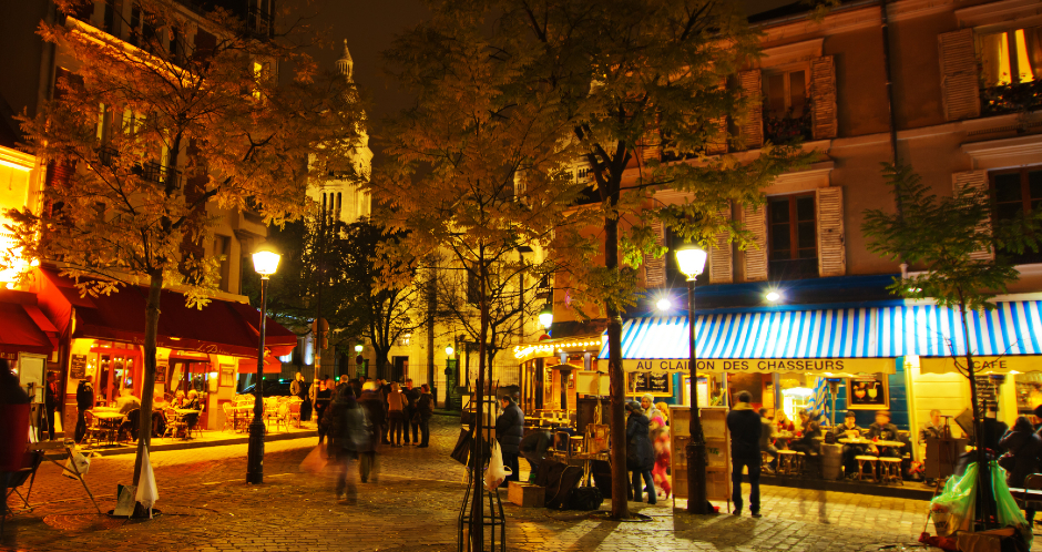 Reges Treiben in den Seitengassen von Marais im Herzen von Paris | Credit: iStock.com/chris-mueller