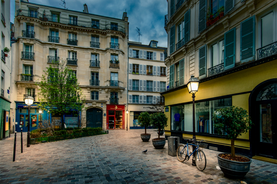 Das Pariser Stadtviertel Marais bei Nacht | Credit: iStock.com/Jerome LABOUYRIE