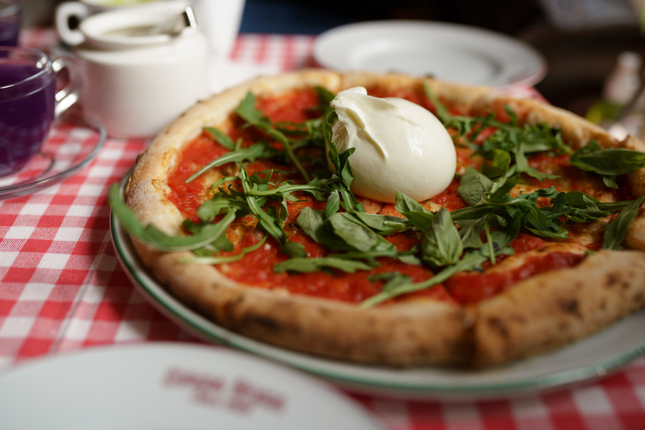 Pizza mit Rucola und Burrata | Credit: iStock.com/avtk