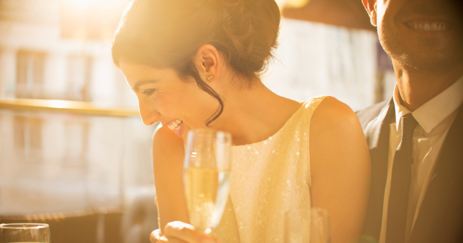 Ein glückliches Paar genießt ein gemeinsames Essen in einem Lokal in Paris | Credit: iStock.com/Tom Merton