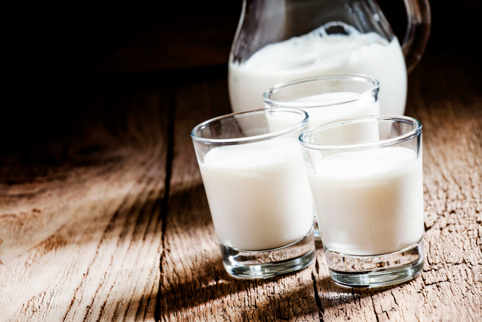 Zwei mit Ziegenmilch gefüllte Gläser neben einer Karaffe | Credit: iStock.com/5PH