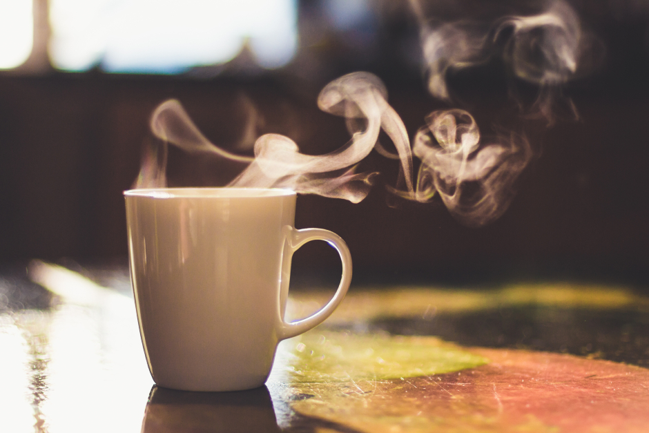 Eine Tasse dampfenden Kaffees | Credit: iStock.com/Alina Rosanova