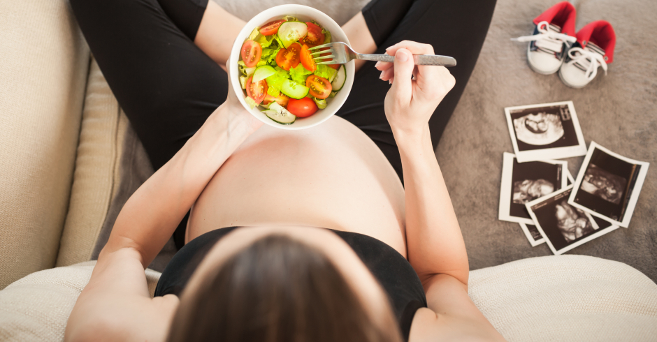 Hochschwangere Frau beim Essen | Credit: iStock.com/kieferpix
