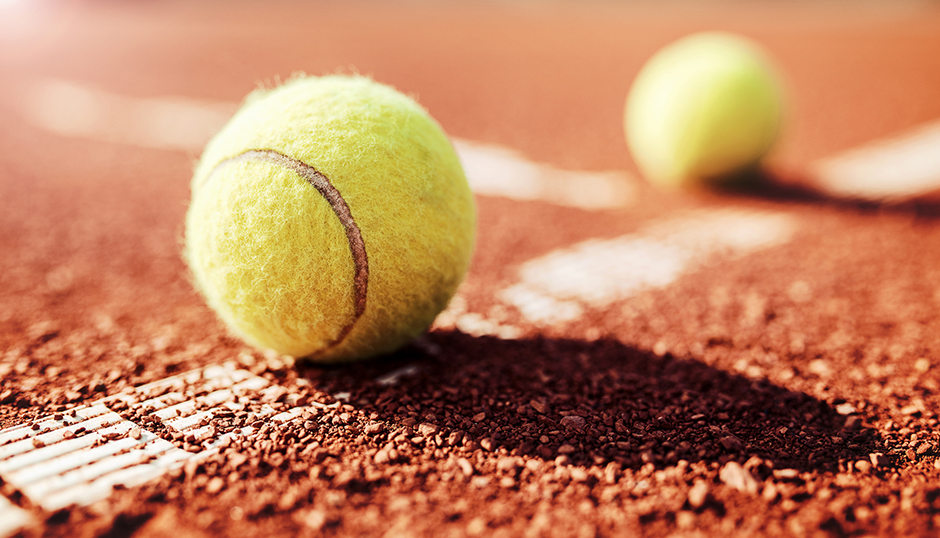 Tennisbälle auf dem Tennisplatz | Credit: iStock.com/Bobex-73