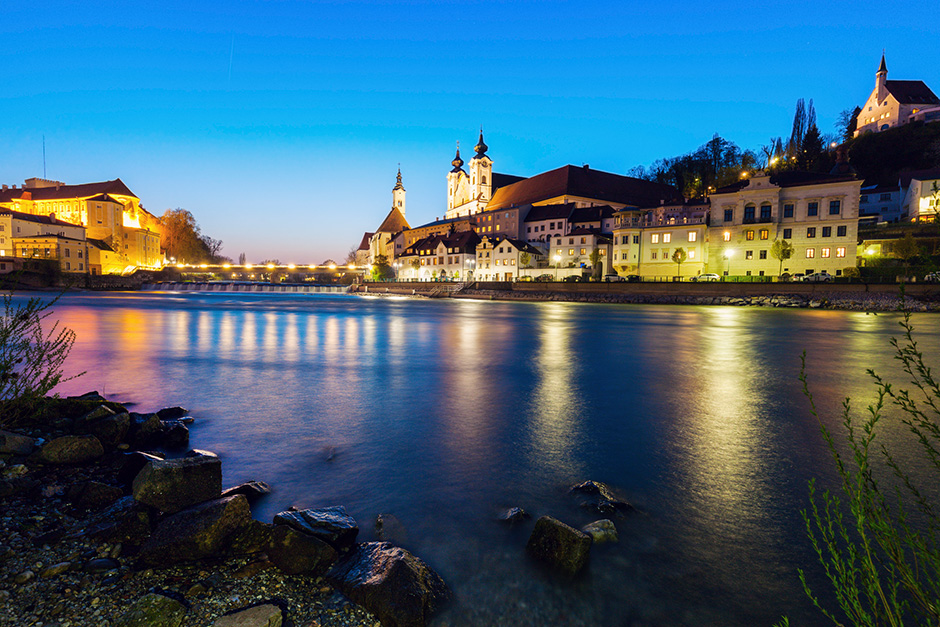Steyr bei Nacht | Credit: iStock.com/benkrut