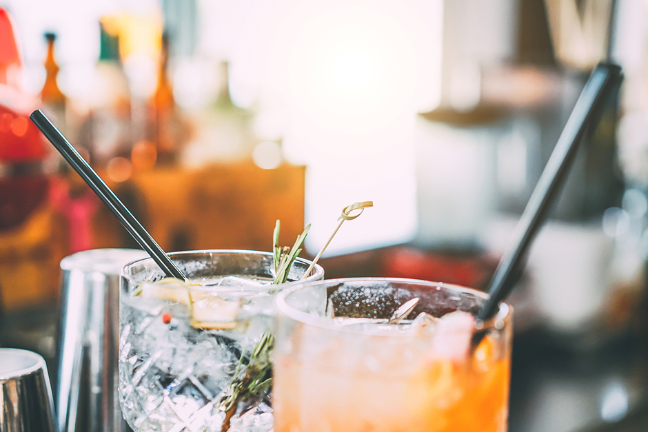 Cocktails und Drinks, serviert in Gläsern mit Trinkhalmen | Credit: iStock.com/Alessandro Biascioli