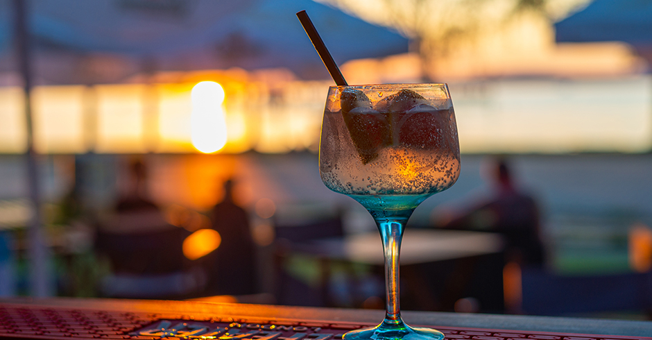 Cocktail-Glas an der Bar in der Abenddämmerung | Credit: iStock.com/Krisztian Kranitz