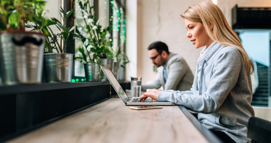 Junge Frau surft auf ihrem Notebook im Internet | Credit: iStock.com/nortonrsx