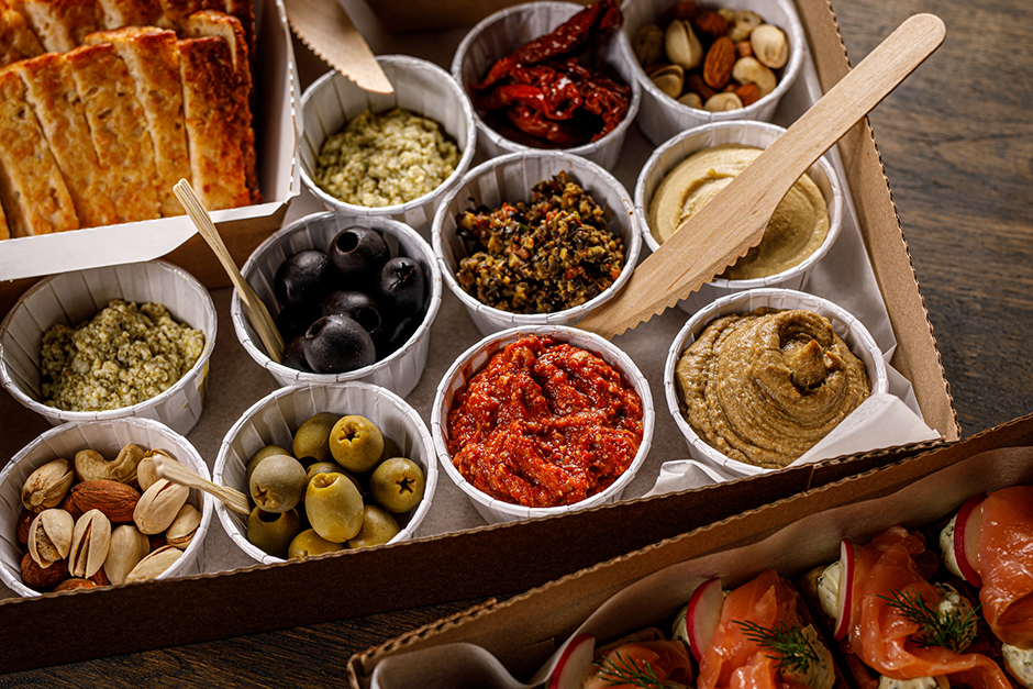 Eine Servierplatte mit Tapas-Variationen | Credit: iStock.com/9parusnikov