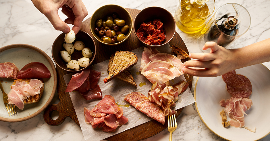 Paar beim Tapas-Essen | Credit: iStock.com/ESh