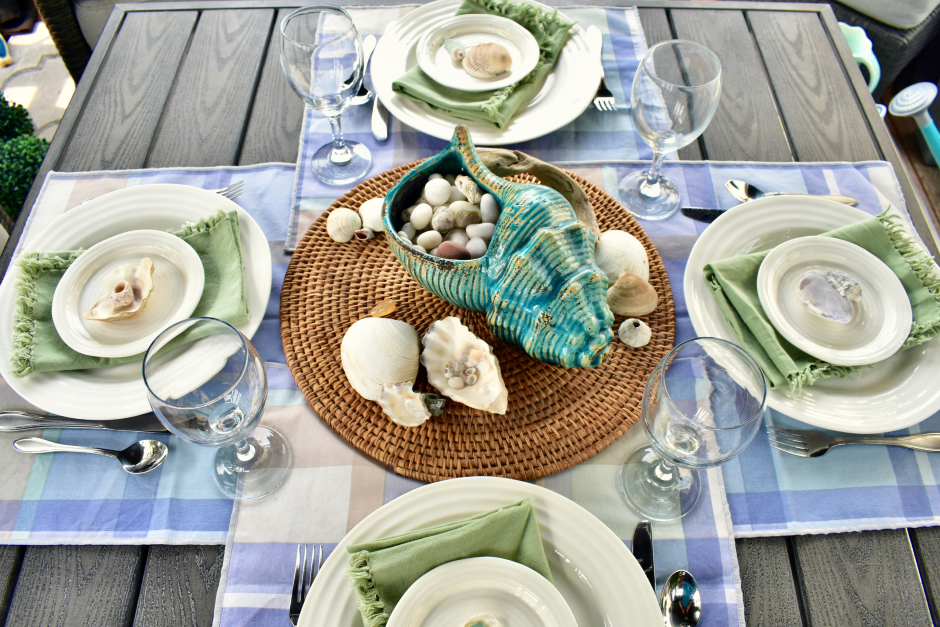 Sommerlich dekorierter Gartentisch im Freien | Credit: iStock.com/Kristin Mitchell