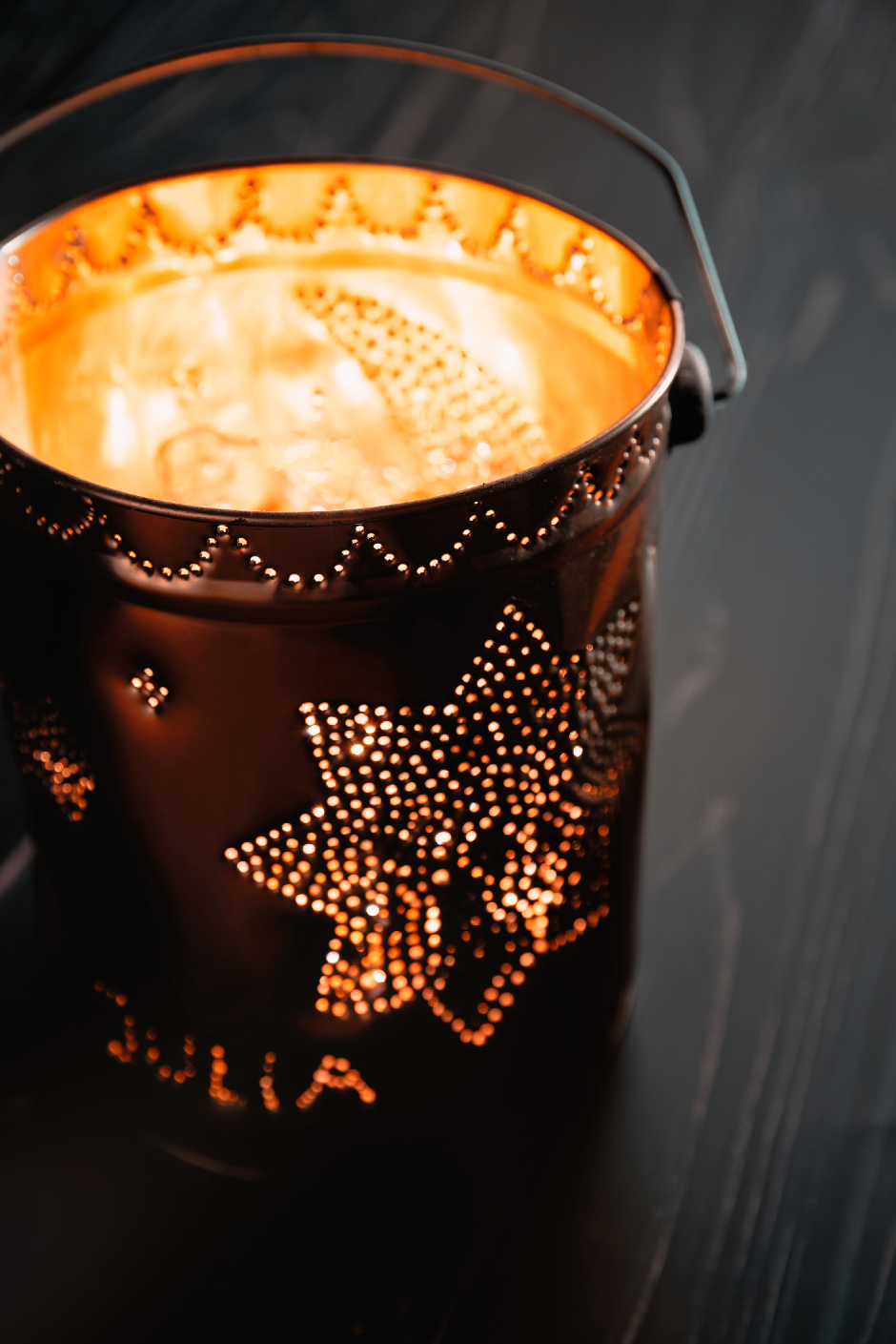 Dosenlaterne mit gestanzten Sternmotiven | Credit: iStock.com/Leonhard Kraisser