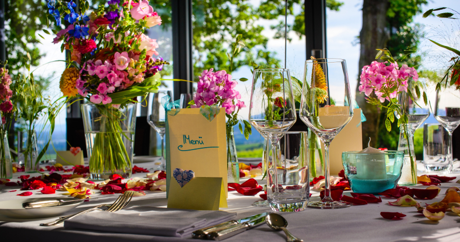 Sommerlich dekorierter Gartentisch im Freien | Credit: iStock.com/FotografieLink