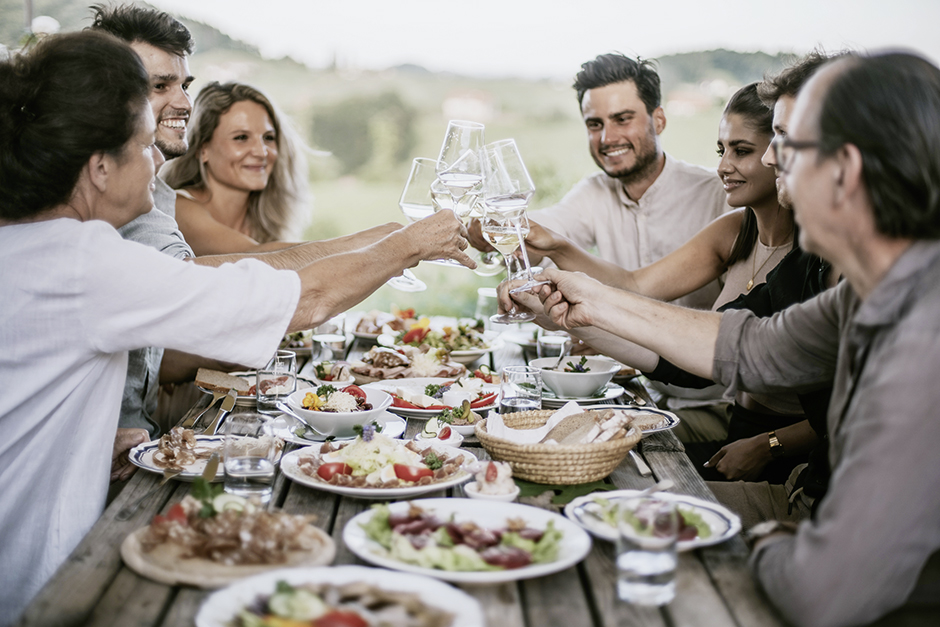 Gemütliche Tischrunde im Freien | Credit: TV Südsteiermark/Lukas Elsneg