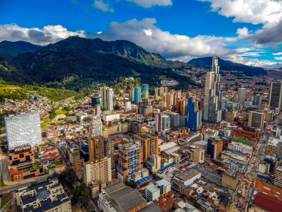 Die südamerikanische Stadt Bogota von oben | Credit: iStock.com/Arturo Rosenow