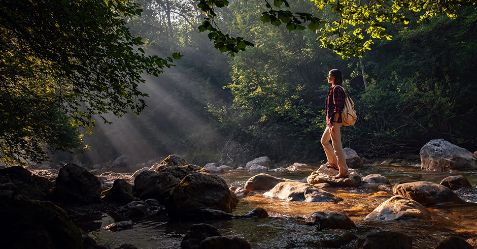 Junge Frau beim Waldbaden | Credit: iStock.com/Santiaga