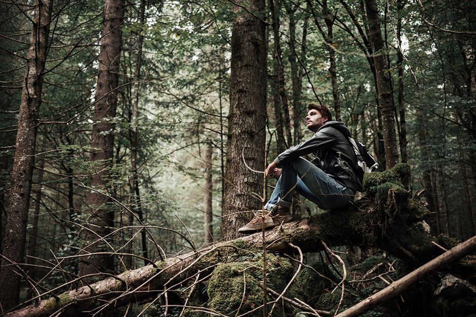 Junger Mann beim Waldbaden | Credit: iStock.com/demaerre